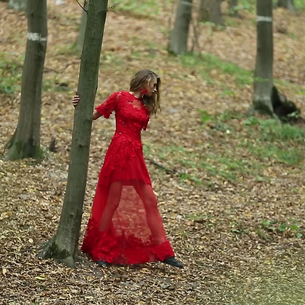 una chica hermosa caminando por el bosque.