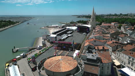 Evento-Francofolies-2022-Con-Torre-De-Linterna-En-Segundo-Plano-En-La-Rochelle,-Departamento-De-Charente-maritime-En-Francia