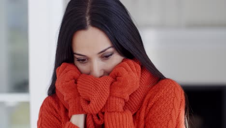 mujer joven seria en la moda de invierno