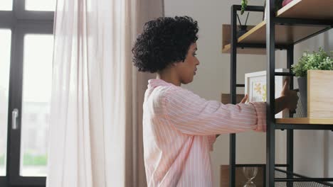 Mujer-Feliz-Decorando-Su-Casa-Con-Una-Foto-En-Un-Marco.-Mejoras-Para-El-Hogar,-Decoración-Y-Concepto-De-Personas-Mujer-Feliz-Decorando-Su-Habitación-Con-Una-Foto-En-Un-Marco