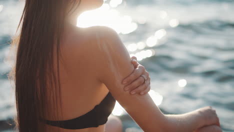 woman applying sunscreen on the beach