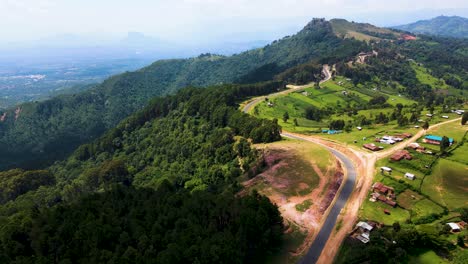 Drone-Vista-Del-Bosque-En-Un-Pequeño-Pueblo-De-áfrica-Ciudad-Oeste-Pokot-Kenia-áfrica