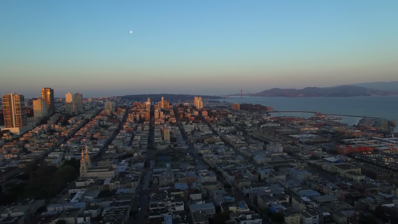 vista aérea del barrio de la playa norte en san francisco mientras se pone el sol