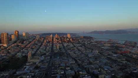 Vista-Aérea-Del-Barrio-De-La-Playa-Norte-En-San-Francisco-Mientras-Se-Pone-El-Sol