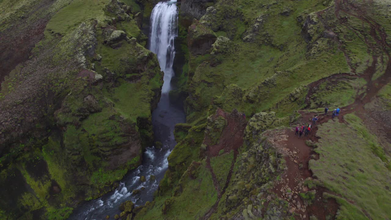 aérea por encima del famoso monumento natural y atracción turística de skogafoss falls y el sendero fimmvorduhals en islandia