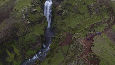 Aéreo-Muy-Por-Encima-Del-Famoso-Monumento-Natural-Y-Atracción-Turística-De-Las-Cataratas-Skogafoss-Y-El-Sendero-Fimmvorduhals-En-Islandia