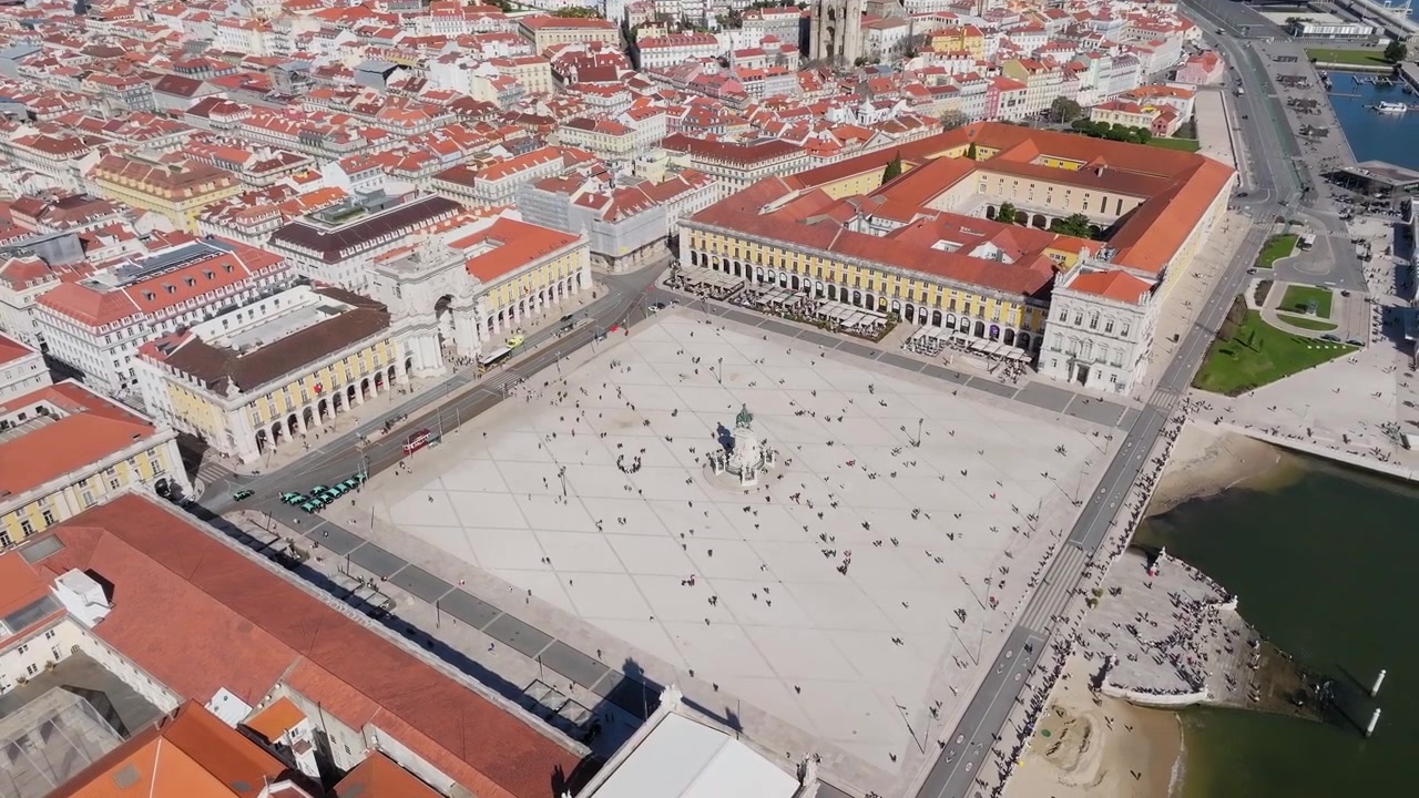 Ripresa con drone dell'Arco di Rua Augusta, sede del Ministero della Giustizia e della Corte Suprema di Giustizia in Piazza del Commercio, Lisbona.