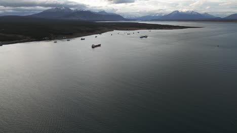 dron aéreo vuela sobre la costa de agua de puerto natales región antártica chilena paisaje de patagonia tranquila del sur de ensueño