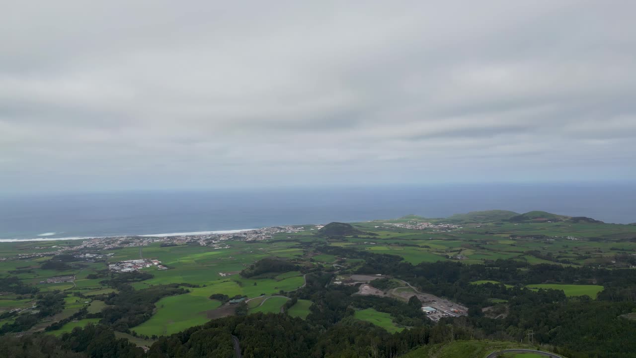 푸른 언덕과 바다의 파노라마 사진 포르투갈 아초레스에서 구름이 가득한 하늘 아래
