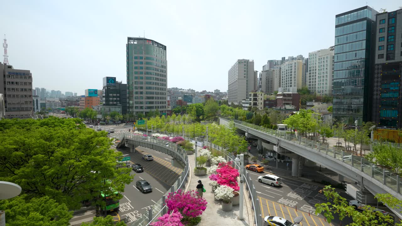 el skygarden seoullo 7017 con peatones, árboles y flores en un parque lineal elevado sobre la autopista