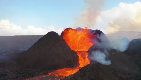 niesamowita dronowa antena dramatycznej erupcji wulkanu fagradalsfjall na półwyspie reykjanes na islandii