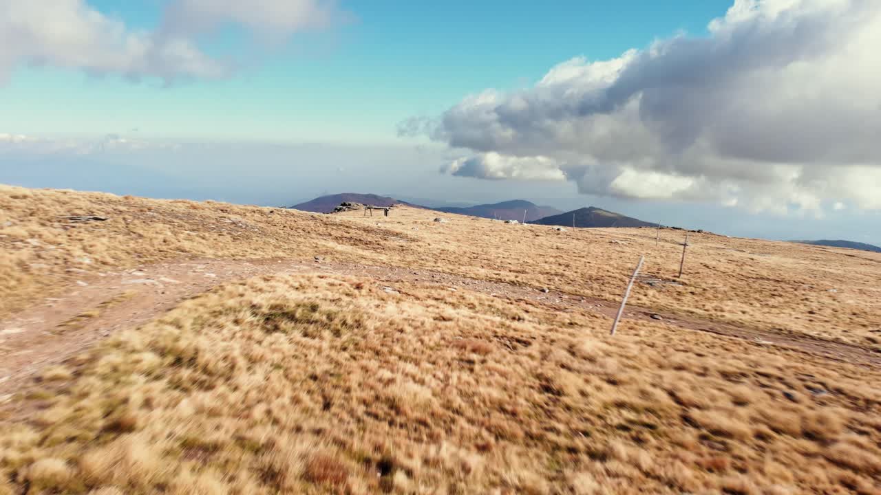 drone video ángulo bajo sobre gran altitud pradera otoño kaimaktsalan montaña