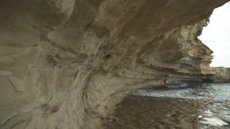 Pared-De-Piedra-Caliza-Cerca-De-La-Playa-De-Il-kalanka-En-Malta-Con-Agua-Salpicada-En-La-Bahía