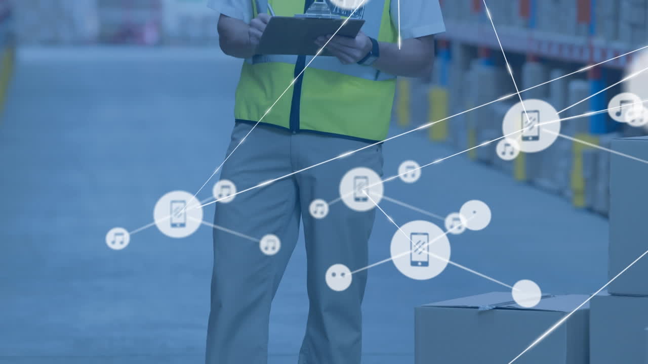 animación de la red de conexiones con iconos sobre el hombre escribiendo en el clipboard en el almacén