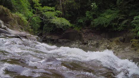 Wasser,-Das-Sanft-über-Die-Felsen-Des-Goa-Rang-Reng-Wasserfalls-Auf-Bali-Stürzt,-Aufgenommen-In-Einer-Statischen-Aufnahme-In-Extremer-Zeitlupe