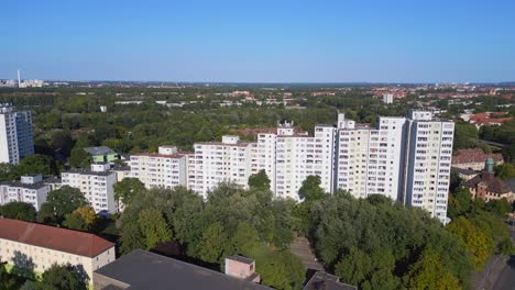 Mehrfamilienhäuser-In-Plattenbauweise-Sonnenallee-Berlin