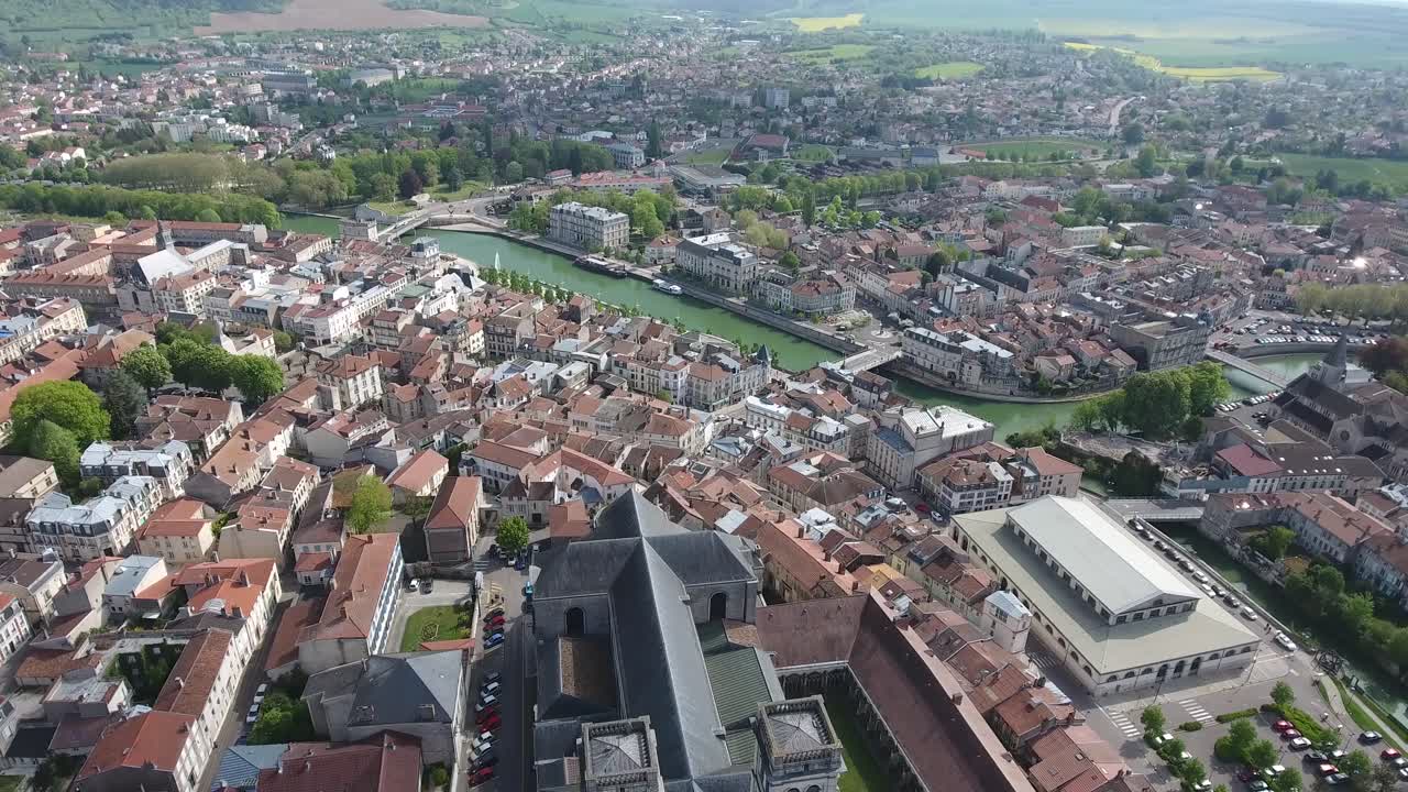la ciudad de verdun por drone sunny day. ubicación francia lorraine.