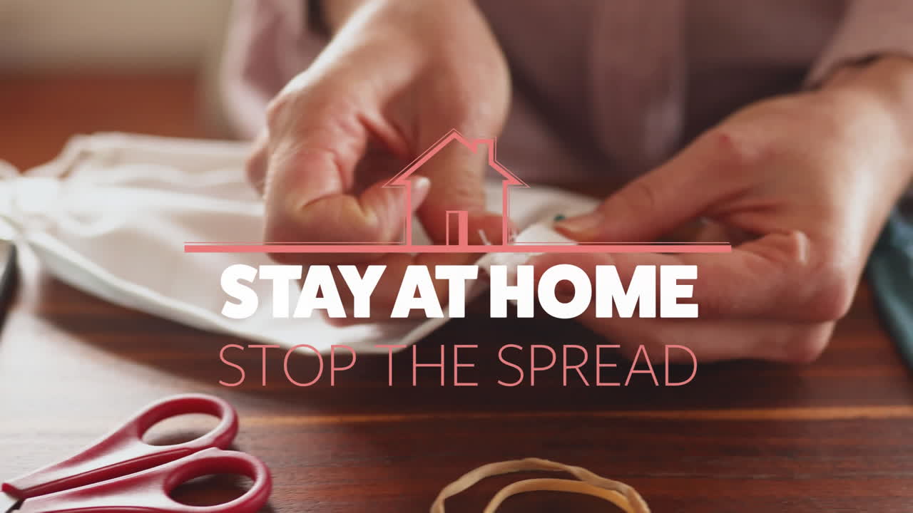 animación del mensaje de distanciamiento social bajo una casa rosa sobre una persona que cosía coronavirus covid19 m