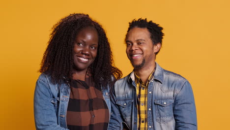 Pareja-Romántica-Afroamericana-Sonriendo-Y-Posando-Uno-Al-Lado-Del-Otro