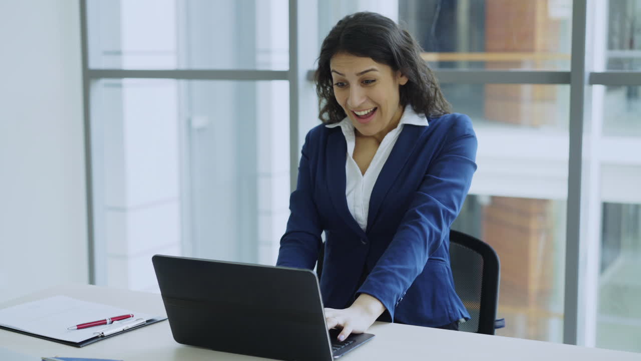 Mujer de negocios celebrando el éxito