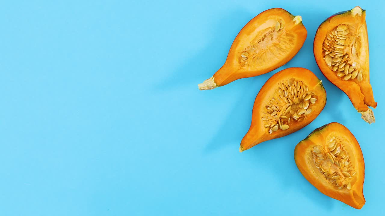 파란색 테마의 오른쪽에 익은 호박의 조각이 나타납니다.