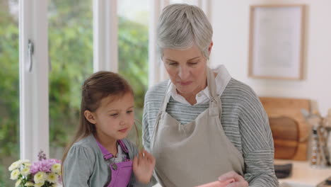 Linda-Niña-Mostrando-A-La-Abuela-Cómo-Usar-El-Teléfono-Inteligente-Enseñando-A-La-Abuela-Tecnología-Moderna-Niño-Inteligente-Ayudando-A-La-Abuela-Con-El-Teléfono-Móvil-En-Casa