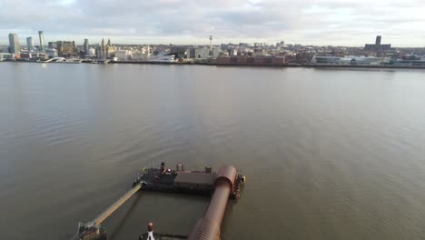 Woodside-Ferry-Village-Terminal-Luftaufnahme-Birkenhead-Liverpool-Hafen-Skyline-Niedrige-Umlaufbahn-Rechts