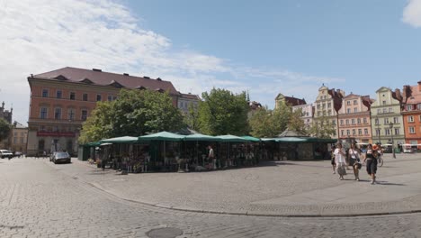 busy day at wroclaw’s plac solny (salt market square), poland