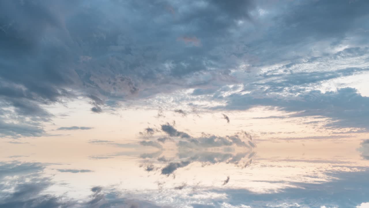 푸른 하늘 위의 색 은 구름과 그 반사, 비디오 루프로 구성된 미래의 배경