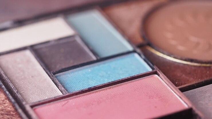 Nahaufnahme einer Make-up-Palette und eines Pinsels