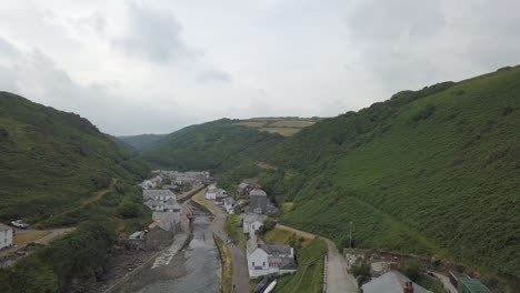 Ebbe-Im-Malerischen-Valency-River-Inlet-An-Der-Nordküste-Von-Cornwall,-Großbritannien