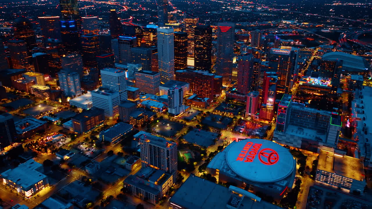 Houston, USA, 21. november 2025: Houstons centrum bylys og stadion om natten fra luften. Luftperspektiv af Houstons forretningskvarter om natten med oplyste skyskrabere og sportsarena.