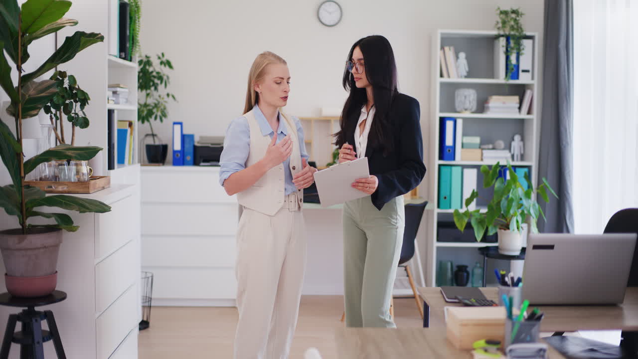 사무실 직원이 회사장에게 프로젝트를 제시합니다.