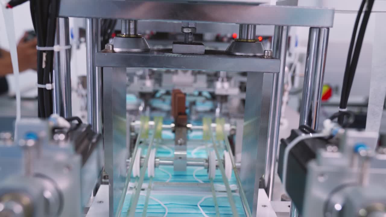 línea de producción de máscaras faciales en una fábrica moderna