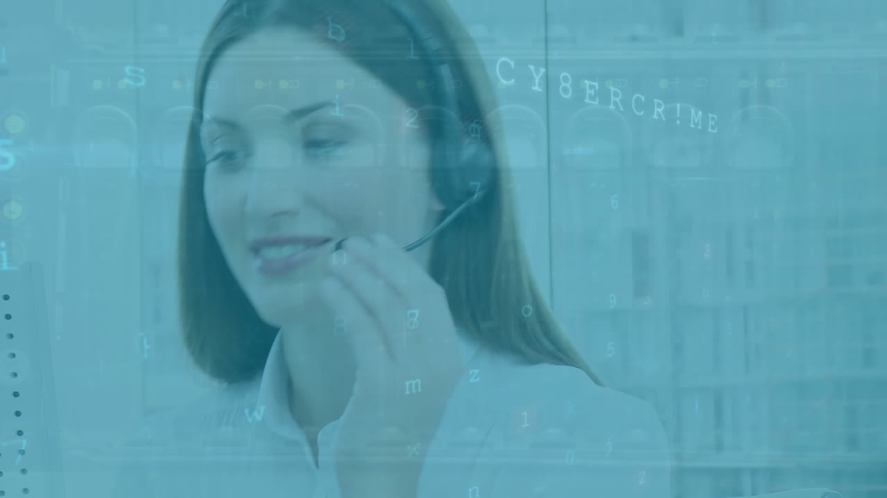 procesamiento de datos de seguridad cibernética en una ejecutiva de atención al cliente caucásica hablando por auriculares