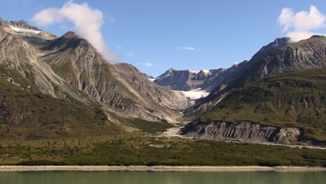 Pequeñas-Nubes-Sobre-La-Cima-De-Las-Montañas-Y-El-Remanente-De-Un-Glaciar,-Paisaje-De-Alaska