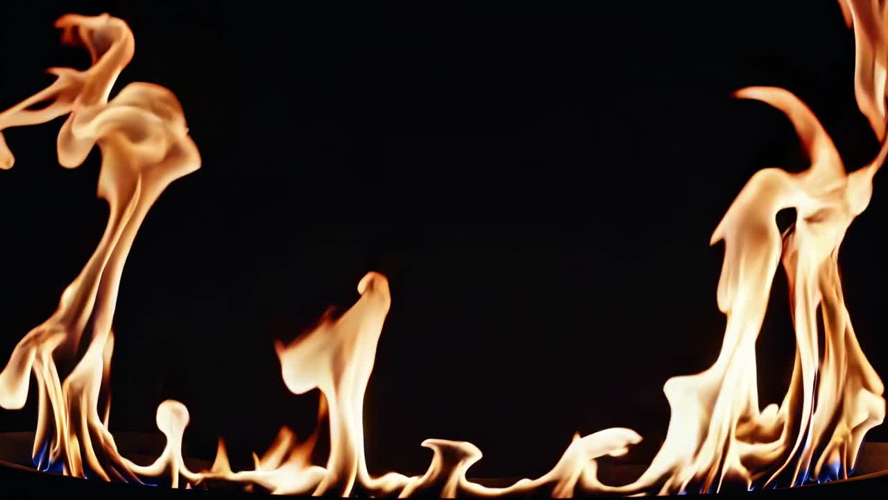Video i lav engel, der fanger dynamiske flammer mod en mørk baggrund og fremhæver bevægelsen