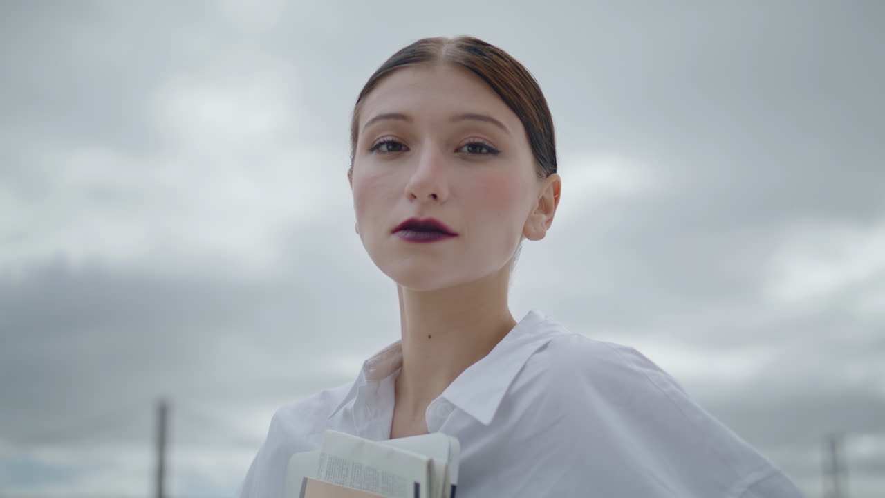 초상화 편안한 비즈니스 레이디 앞 구름 하늘에 문서 폴더를 들고.