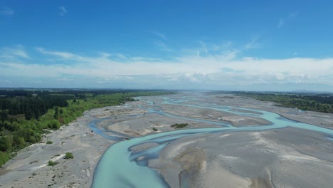 rápido ascenso aéreo sobre el hermoso río waimakariri de color turquesa en verano