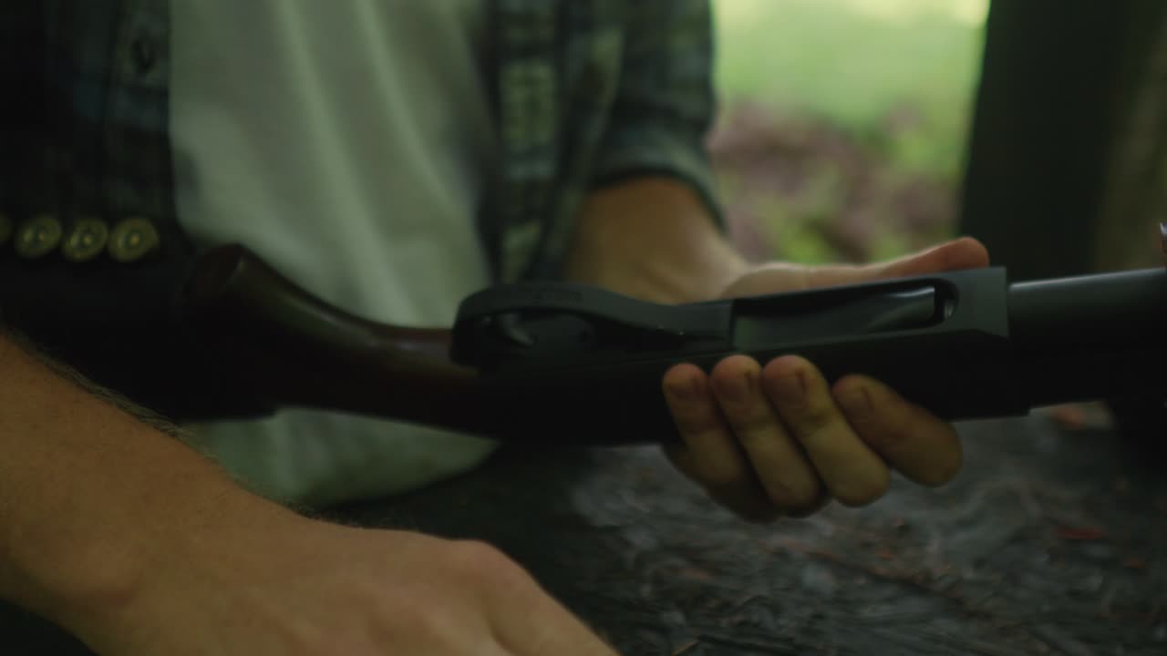 cerrar manos expertas del cáucaso macho recargar cartuchos de balas en arma de escopeta