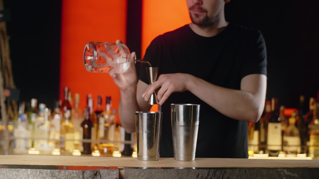 el camarero haciendo un cóctel.