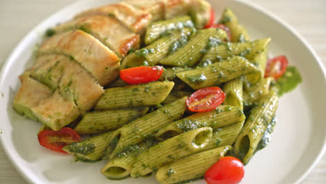 pasta penne casera en salsa pesto con pollo a la parrilla