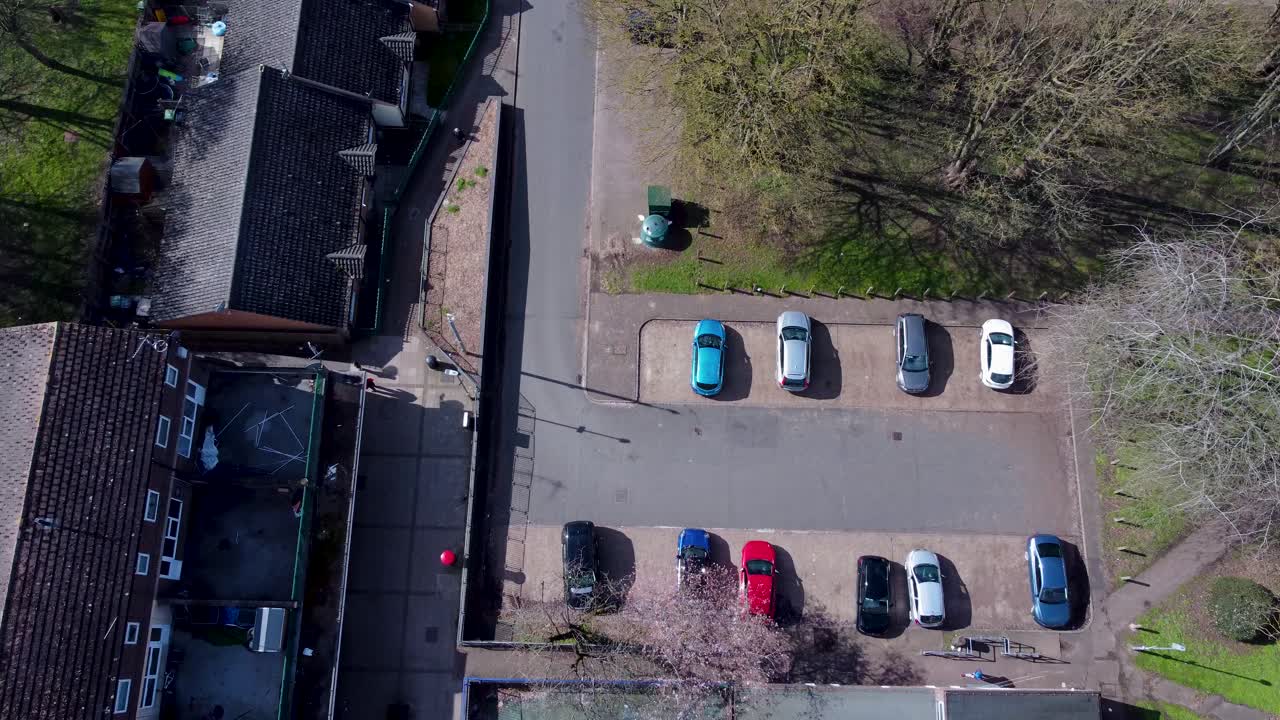 영국 테트포드 (thetford) 의 숲 외의 울창한 식물 속에 있는 자동차가 있는 주차장 위쪽의 드론  다운