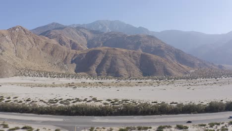 Maravillosa-Antena-Sobre-La-Carretera-Del-Desierto-Y-Las-Montañas