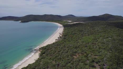 Playa-De-Arena-Blanca-Con-Agua-Turquesa-En-La-Isla-Great-Keppel,-Costa-De-Capricornio-En-El-Centro-De-Queensland-En-Australia