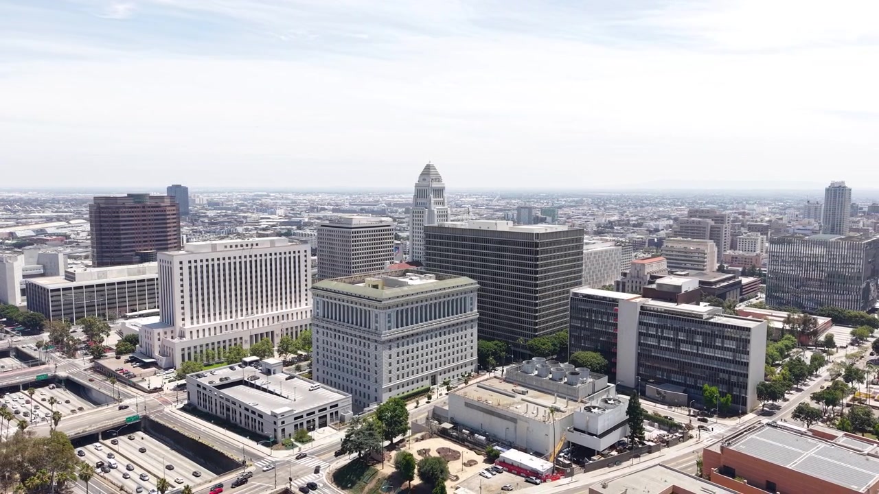 Droneutsikt over Los Angeles rådhus, tinghus og føderale bygninger, California, USA