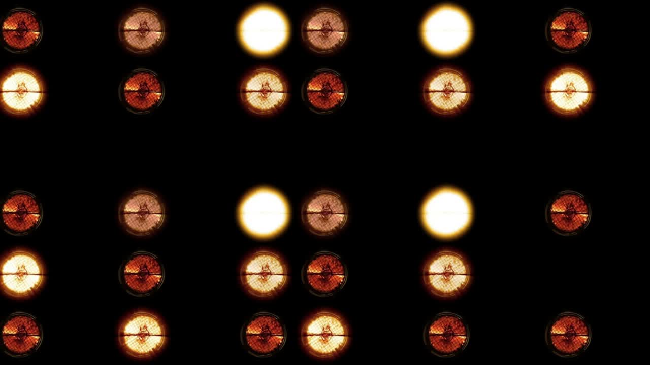 콘서트 조명은 역동적으로 개발되고 조립됩니다. 따뜻하고 밝은 빛으로 소피트. 스트로빙. 박이는 램프의 배경.