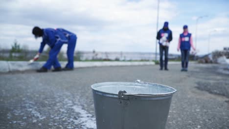 voluntarios de la comunidad limpiando una calle