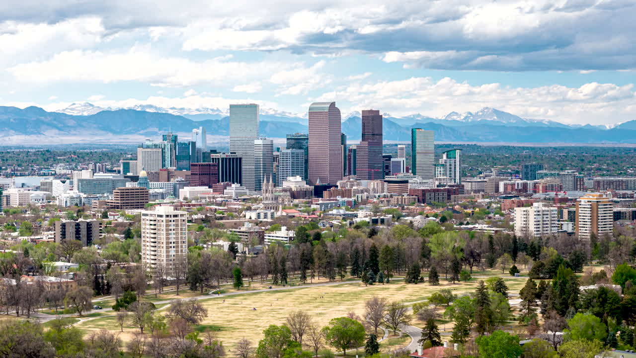 Vista aerea in hyperlapse sopra gli ampi prati di Cheesman Park verso la città di Denver.