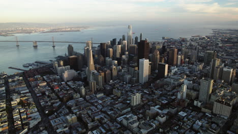 Toma-Panorámica-De-Un-Dron-Que-Rodea-El-Centro-De-La-Ciudad-Iluminada-Por-El-Sol-De-San-Francisco,-California,-EE.UU.